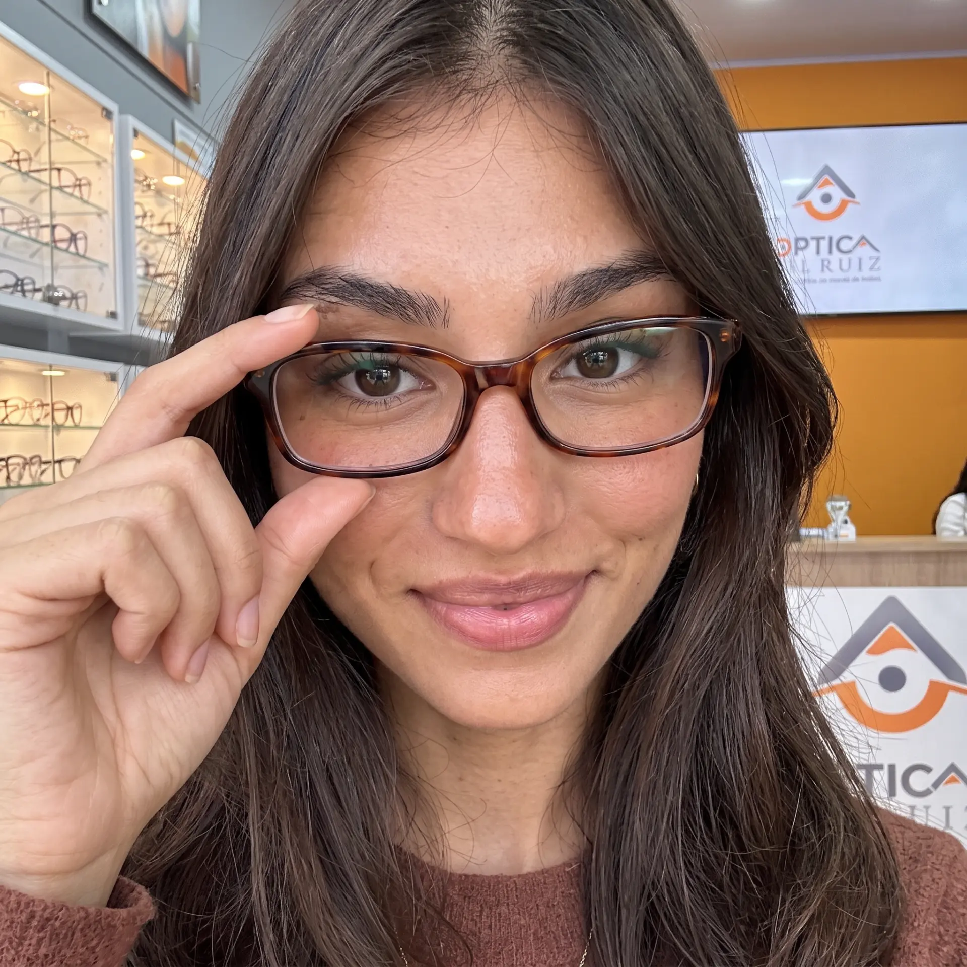Modelo con montura carey en la tienda Óptica del Ruiz
